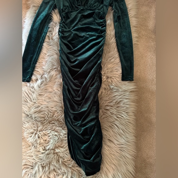 Green velvet dress - Picture 2 of 5